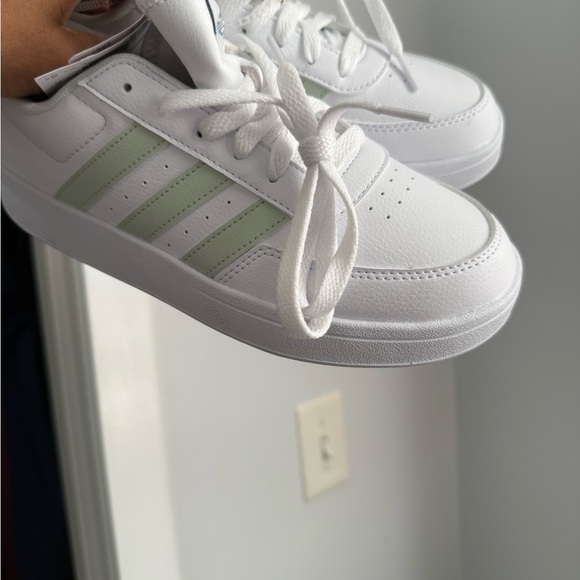 Adidas Classic White Sneakers with Green Stripes - Picture 8 of 9